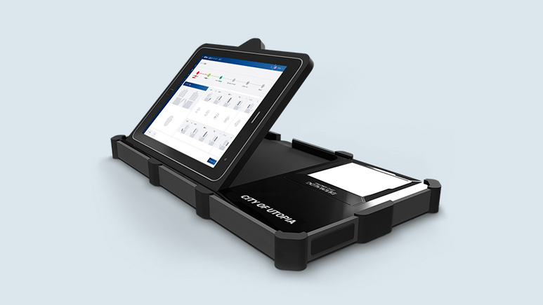 Mobile handheld with a LIVETOUCH QUATTRO Compact fingerprint scanner 
