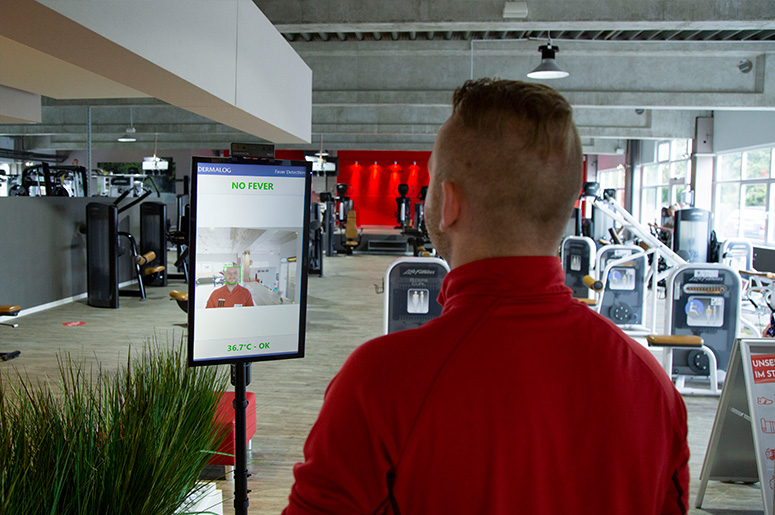 At the Clever Fit gym entrance in Kaltenkirchen, customers and staff can make the contactless temperature check by DERMALOG.