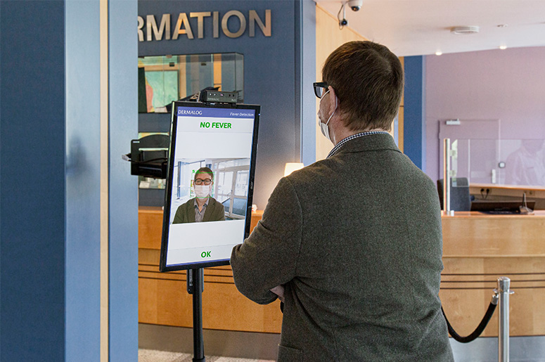 Tim Dornbusch, Geschäftsführer der Baltic Sport- und Ferienhotel GmbH & Co. KG, macht den Check mit der DERMALOG Body Temperature Camera in der Lobby seines Hotels auf der Insel Usedom.