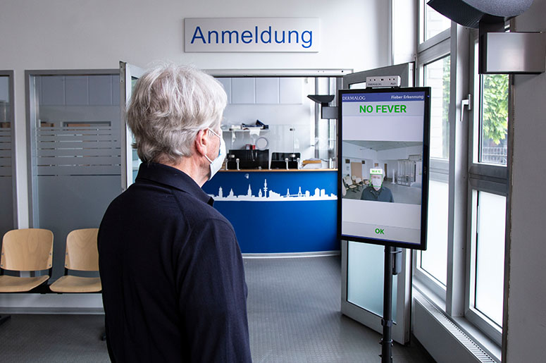 At the entrance of the “Practice without Limits” in Hamburg, patients and staff can make the contactless temperature check from DERMALOG.